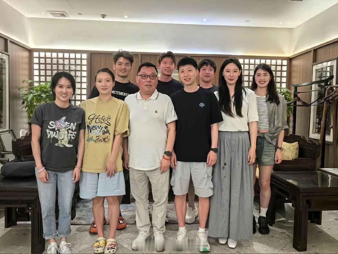 游泳、跳水、乒乓球、羽毛球、射击队的跨界聚会貌似还喝了点？ ​​​