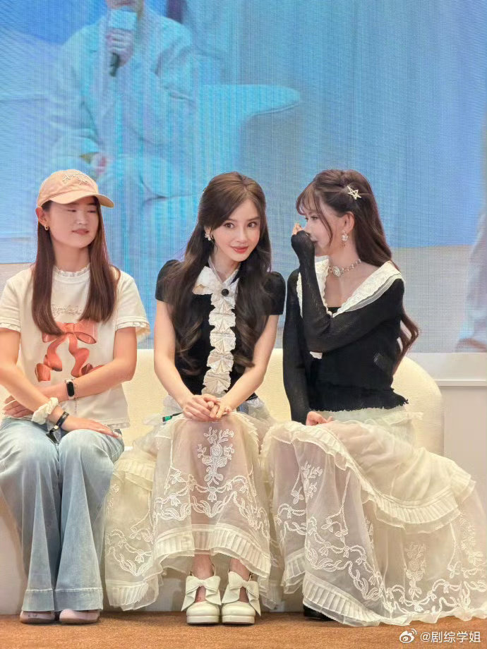 Angelababy韩安冉同框 怎么觉得韩安冉像ai版的Angelababy，傻