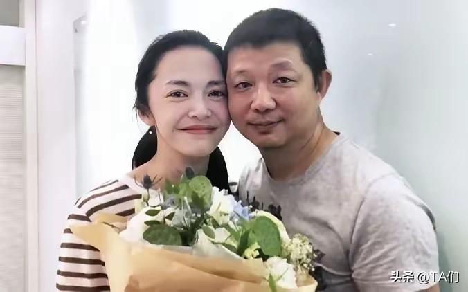 离婚官宣冲上热搜，人民网罕见发声，背后原因不简单
 
姚晨与曹郁联合官宣离婚，称