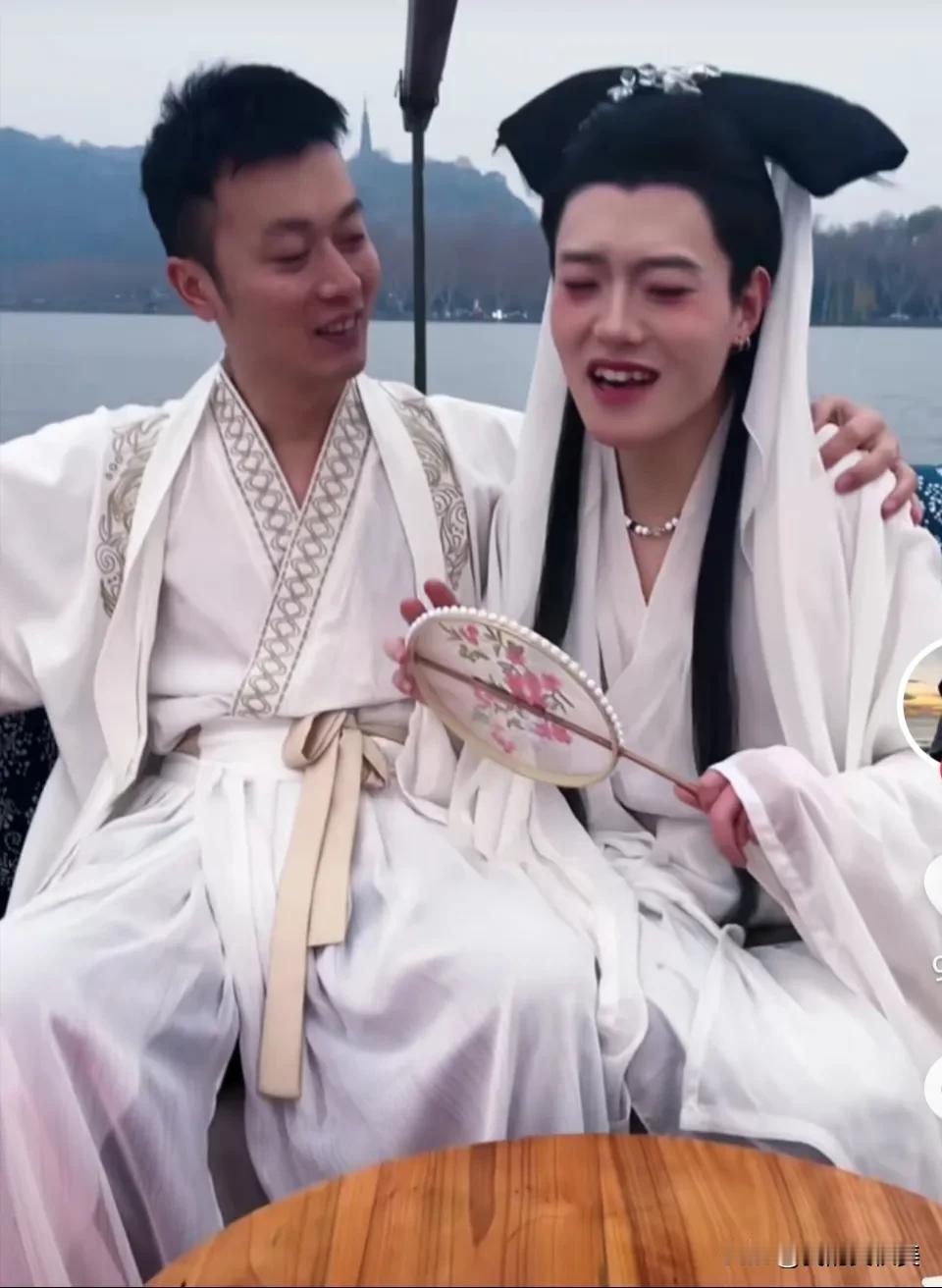 秋天爸爸抱着“白娘子”脸红了，
秋天爸爸版的许仙，在拥入好友版的“白娘子”时，瞬