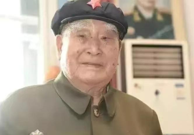 1943年，秦光在一次抗日战斗中身负重伤，正装死时，却被一名伪日军发现。但这日伪