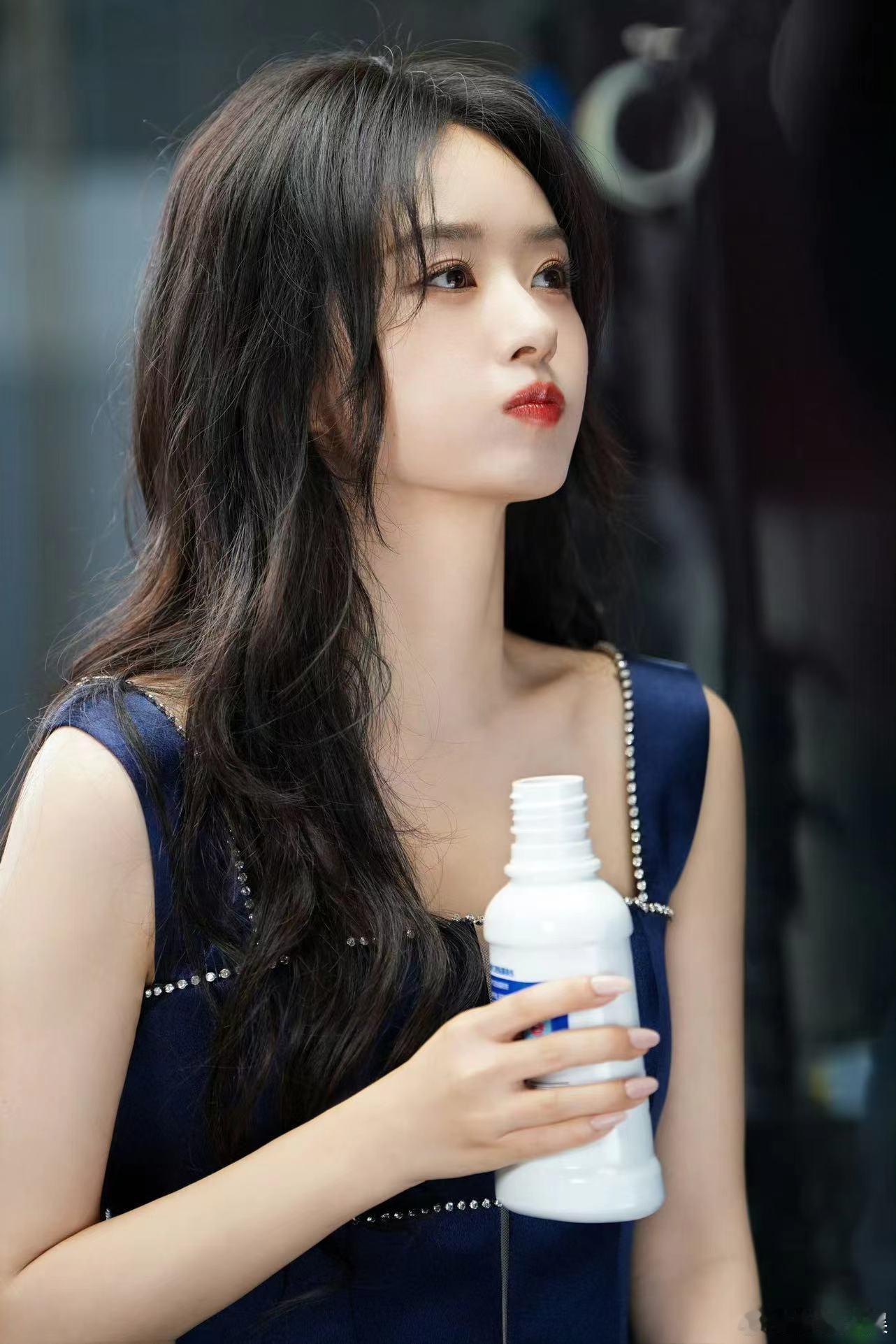 #赵丽颖纯蓝吊带look##长发赵丽颖限时回归#赵丽颖长发回归，纯蓝吊带裙尽显魅