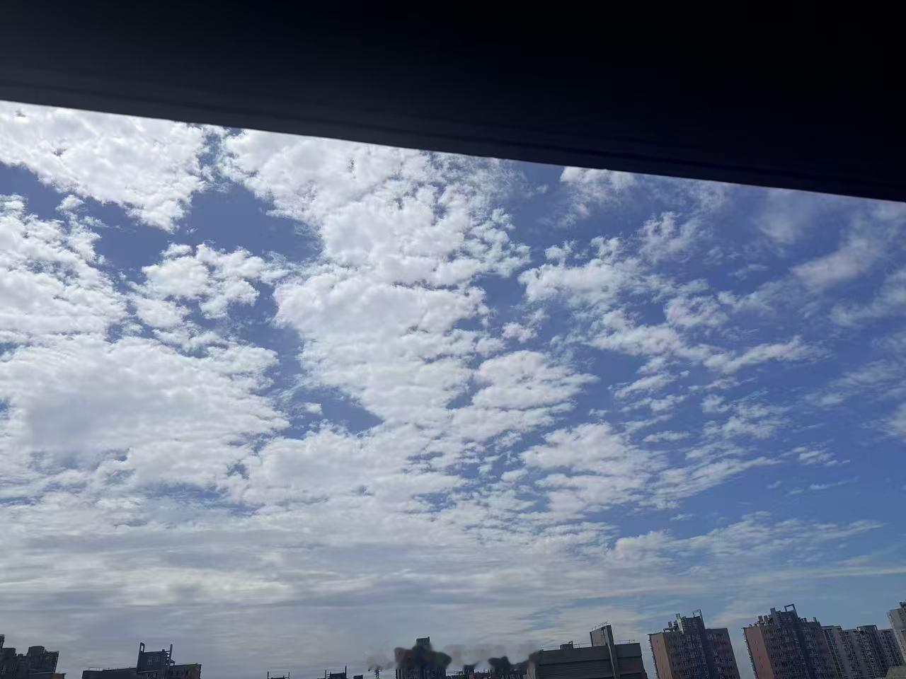 今天北京这天气，蓝得都能滴出水来。 