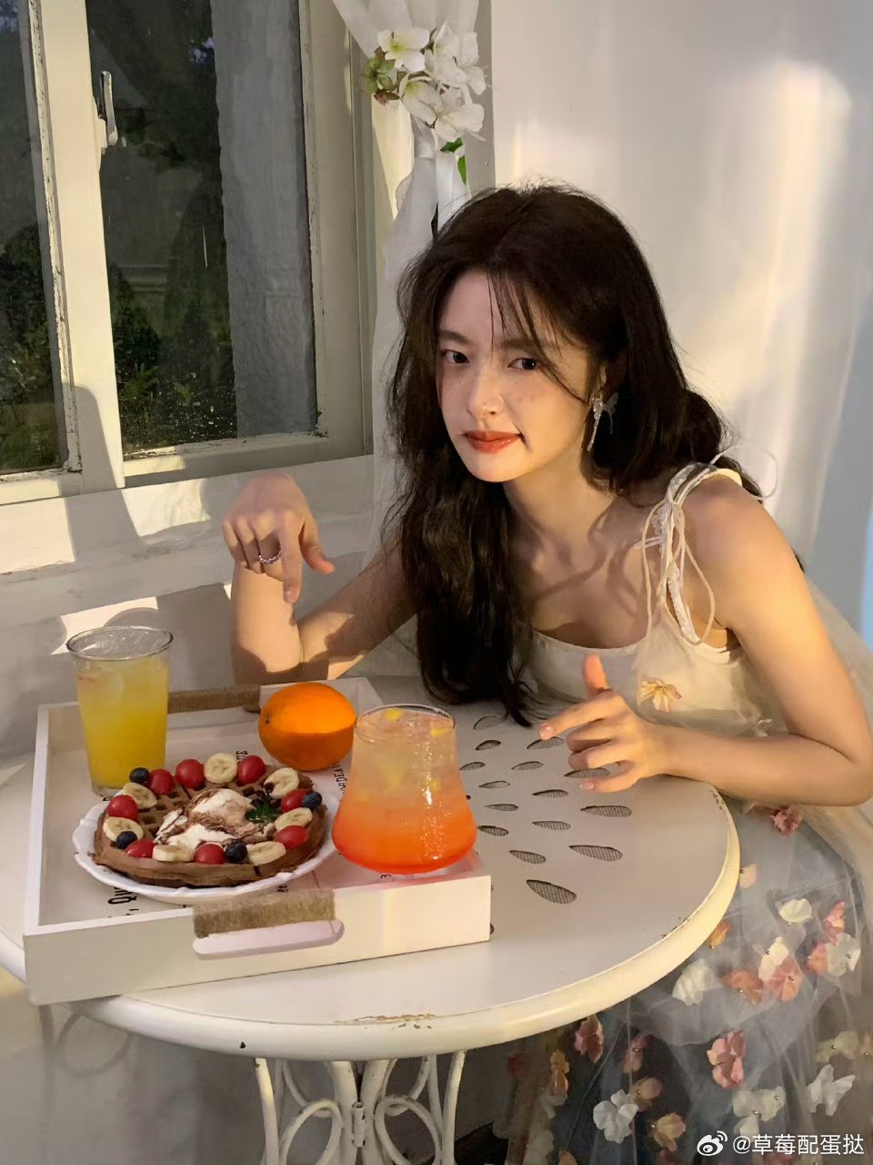 徐若晗明媚桃花坞迎来最佳春天代言人！徐若晗明媚得像春日暖阳，笑起来眼睛弯弯，治愈