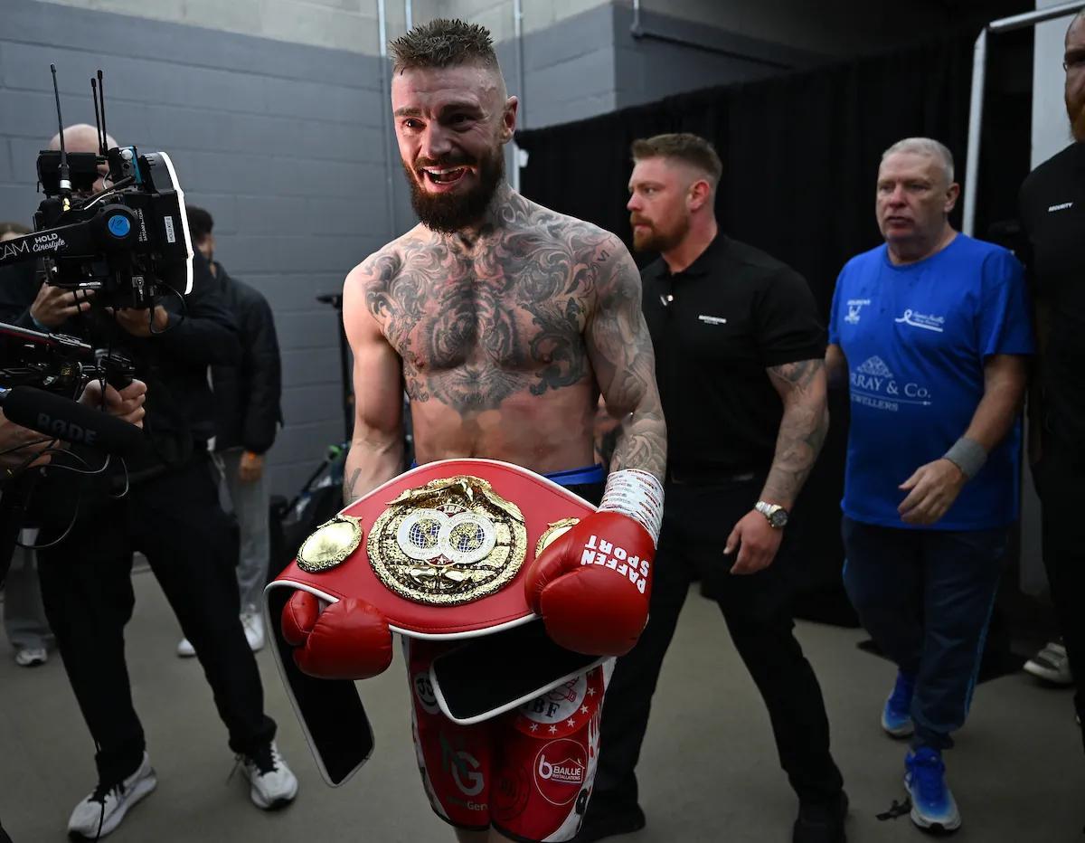 拳坛速递 改换门庭。现任IBF 147磅 次中量级拳王 刘易斯-克罗克（Lewi