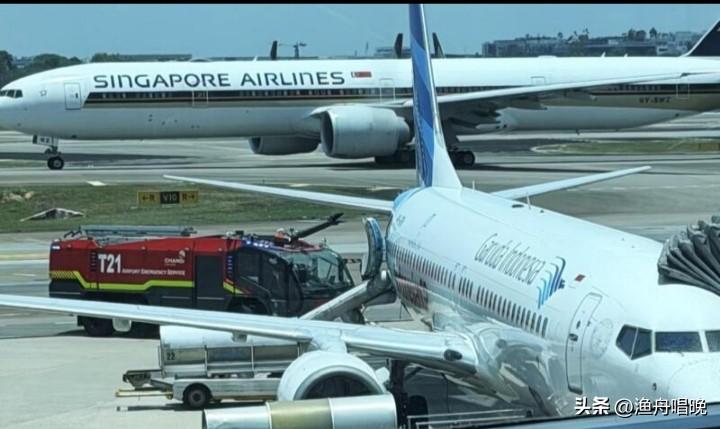 突发！新加坡飞雅加达航班起飞前紧急疏散，逃生滑梯打开！

一架印尼鹰航（Garu