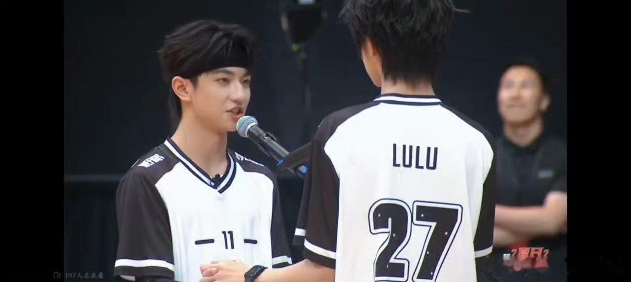 中插一个橹穆，好火啊🔥而且橹穆超话超like达成5.4万+，还在不断飙升！！ 