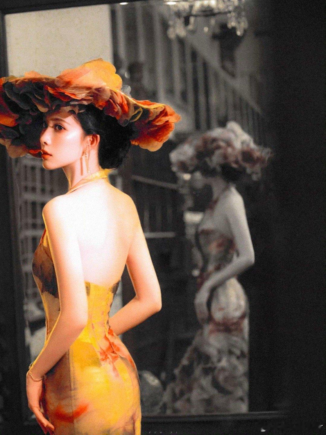 孟子义今日出席印尼活动，复古女爵造型惊艳全场。精致妆容搭配典雅服饰，将高级感完美