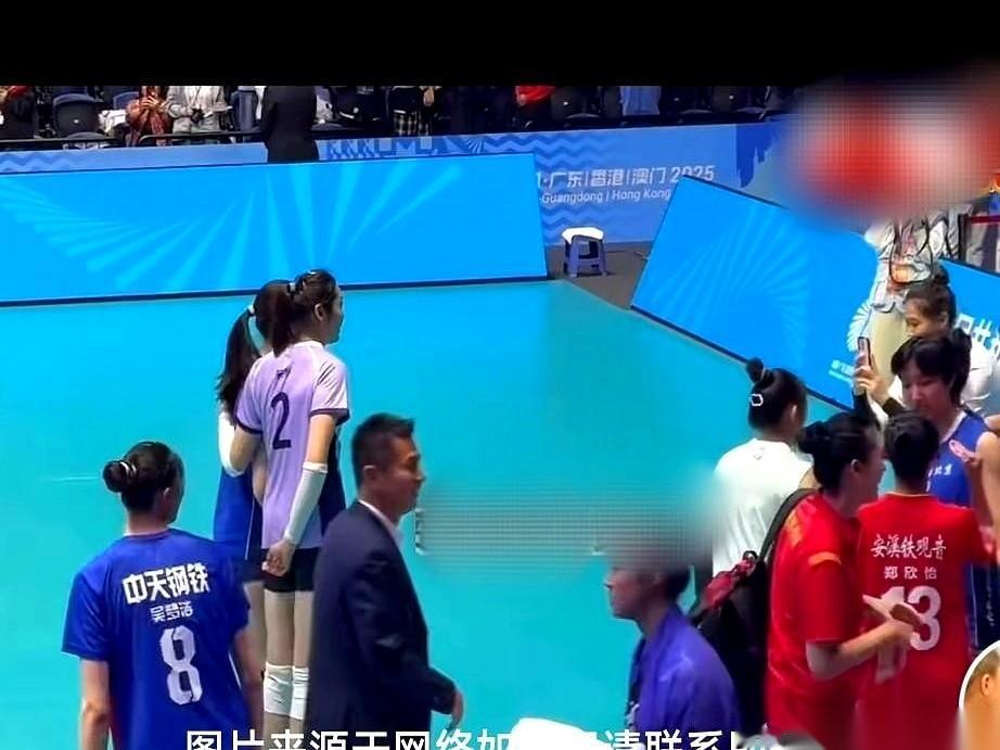 怪不怪？那个出了名的“刺头”王云蕗，见了朱婷，秒变小迷妹。
两次隔网当对手，两次