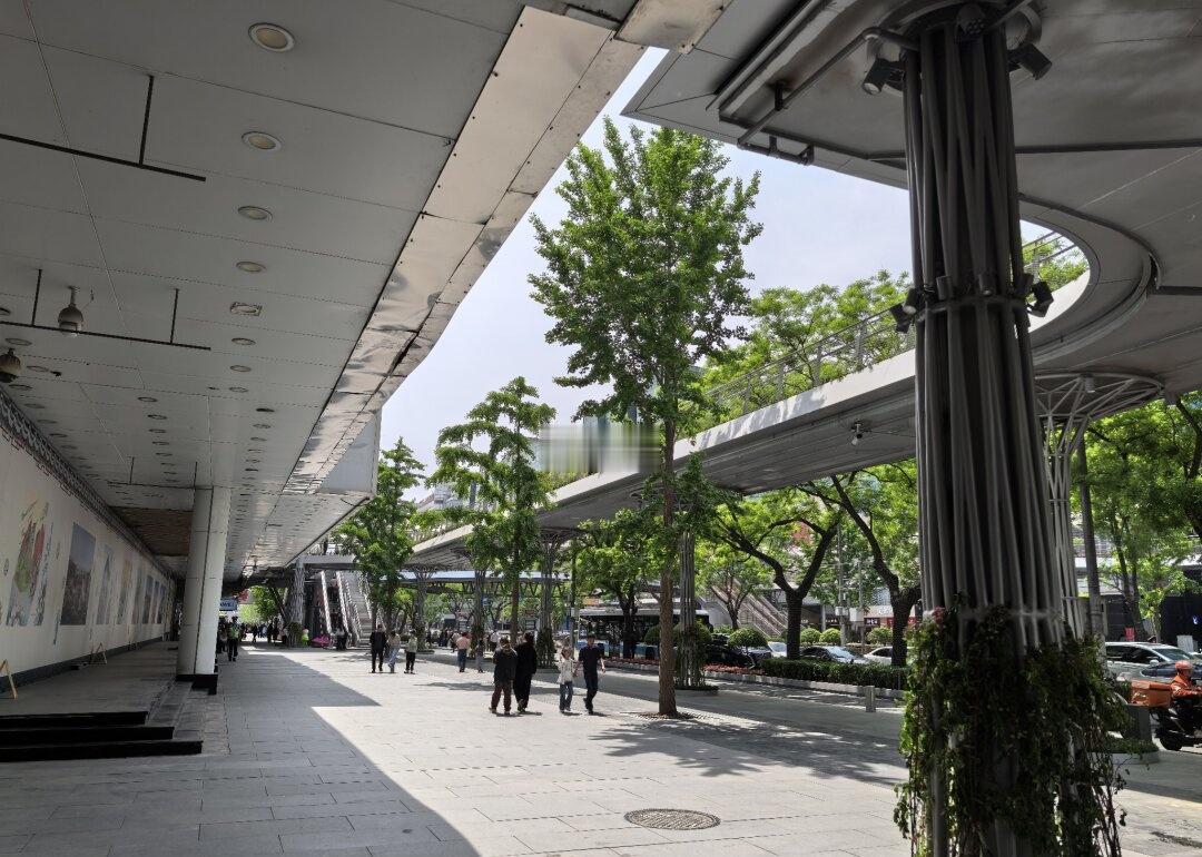 西单的过节天桥终于通了
独自走在繁华的都市 大都市生活 来来往往匆匆忙忙