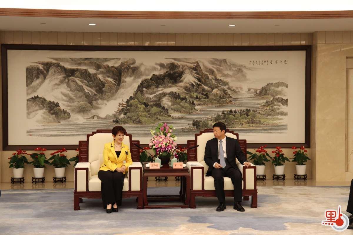 果然还是洪秀柱够坦率，做事就是敞亮！
 
麻烦看官老爷们右上角点击一下“关注”，