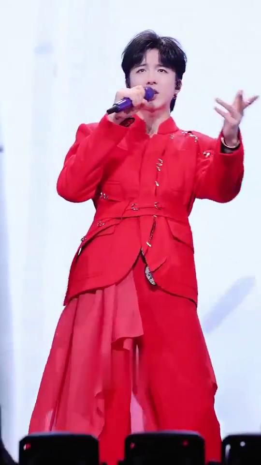 无心生大梦，刘宇宁南京演唱会直拍。
爱情中天空万物出口，扬帆空中回首。传说中万物