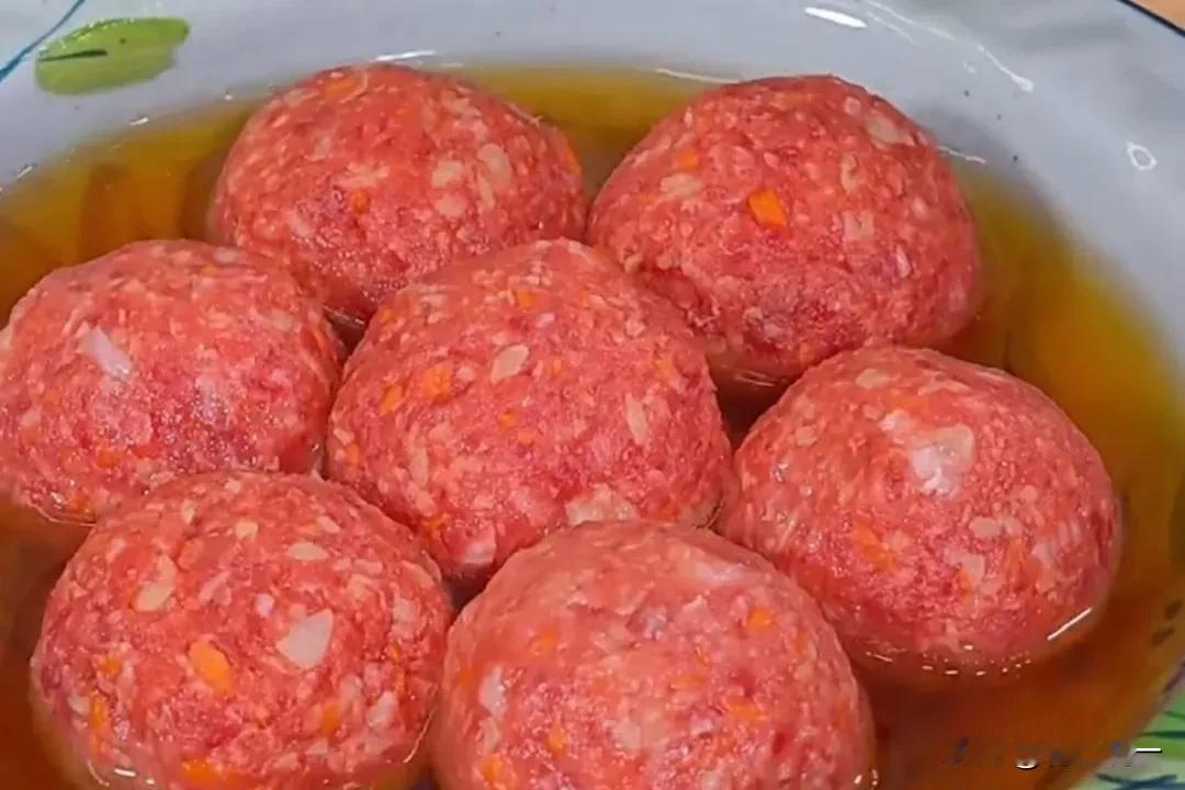 倘若不胡乱花钱，早餐食用两个鸡蛋，中午八块钱的肉、三块钱的苦瓜，一天花费十三元，