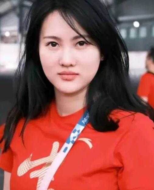 [太阳]跳水名将陈若琳，厉害了！

32 岁的陈若琳曾是国家跳水名将。

如今是
