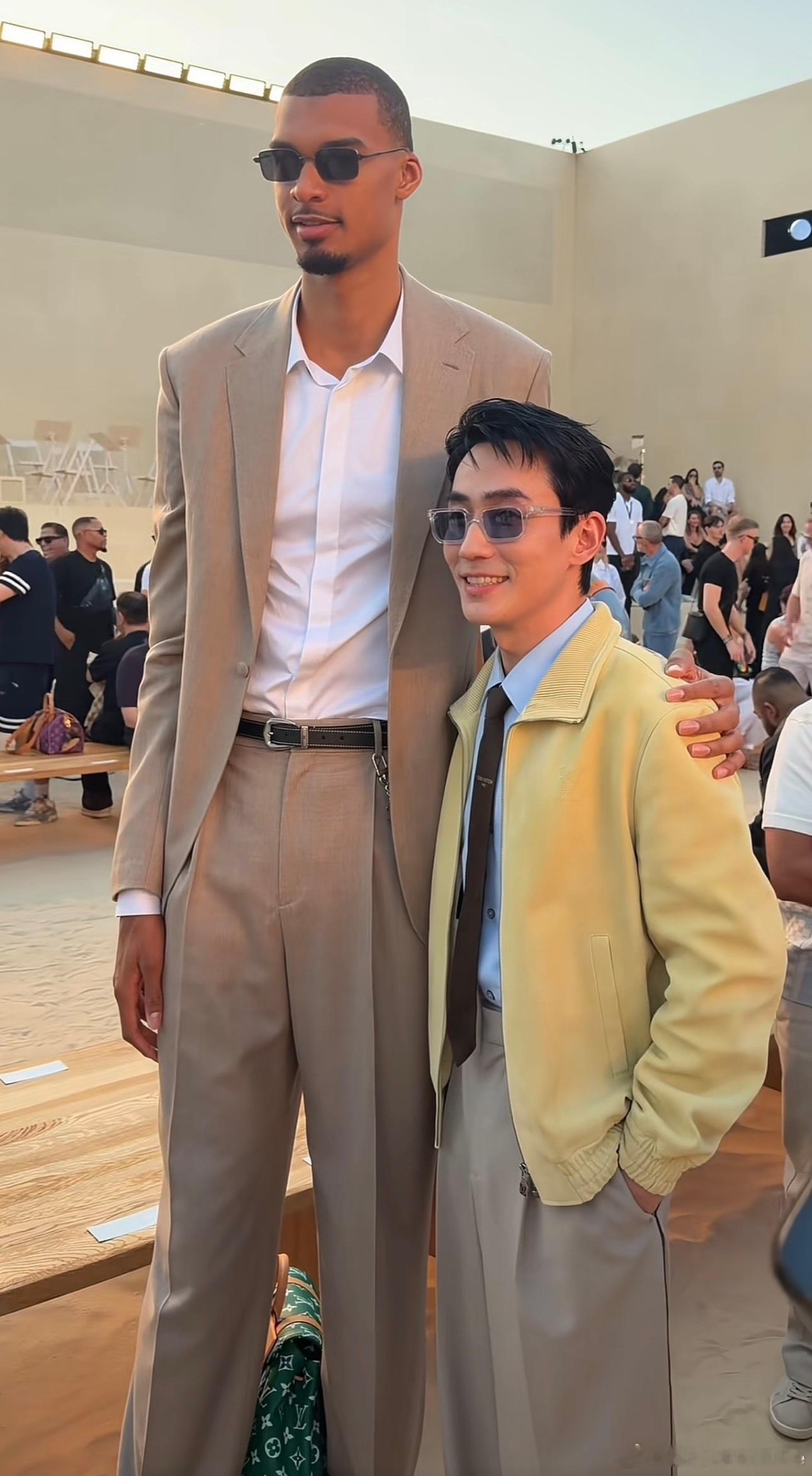 朱一龙&文班亚马在lv最新大秀合影 