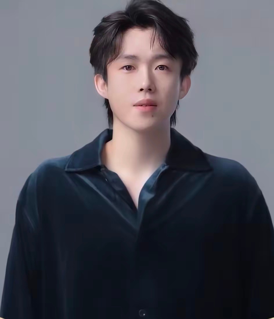 好帅气的王楚钦，只能说，这张脸还是太权威了。就是真的能感觉到，他是在读台词，一字