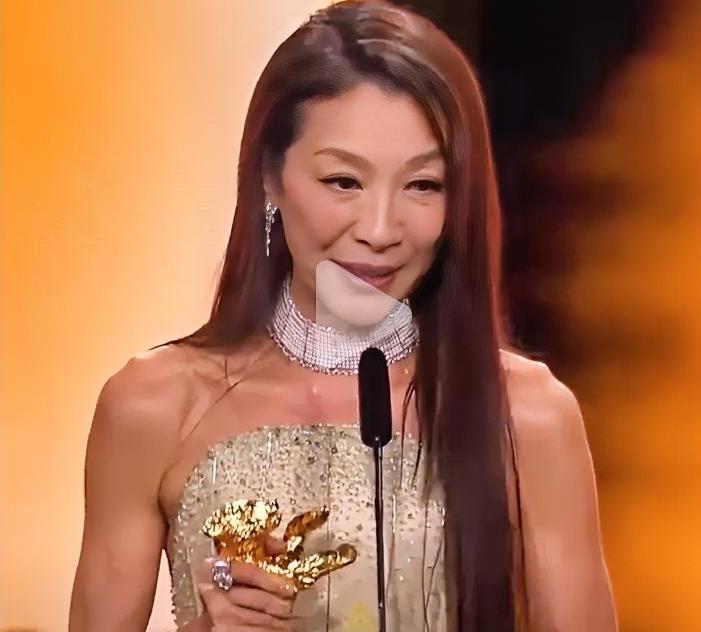 杨紫琼拿柏林终身成就金熊奖，居然有人说“这奖是不是太水了”？
 
人家从香港武打