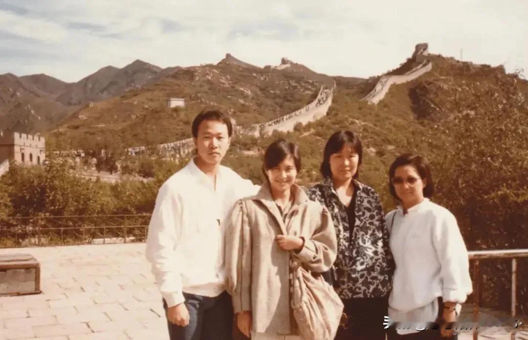 在八十年代，穿得这么时髦的肯定是港澳的侨胞啦。那时候的何超琼，简直就是个青春靓丽