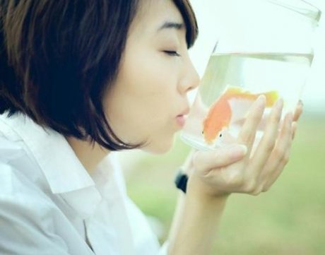 恋爱是闷热天的旅途，当你经过长时间苦等，好不容易找到一个座位时，你会听到列车广播