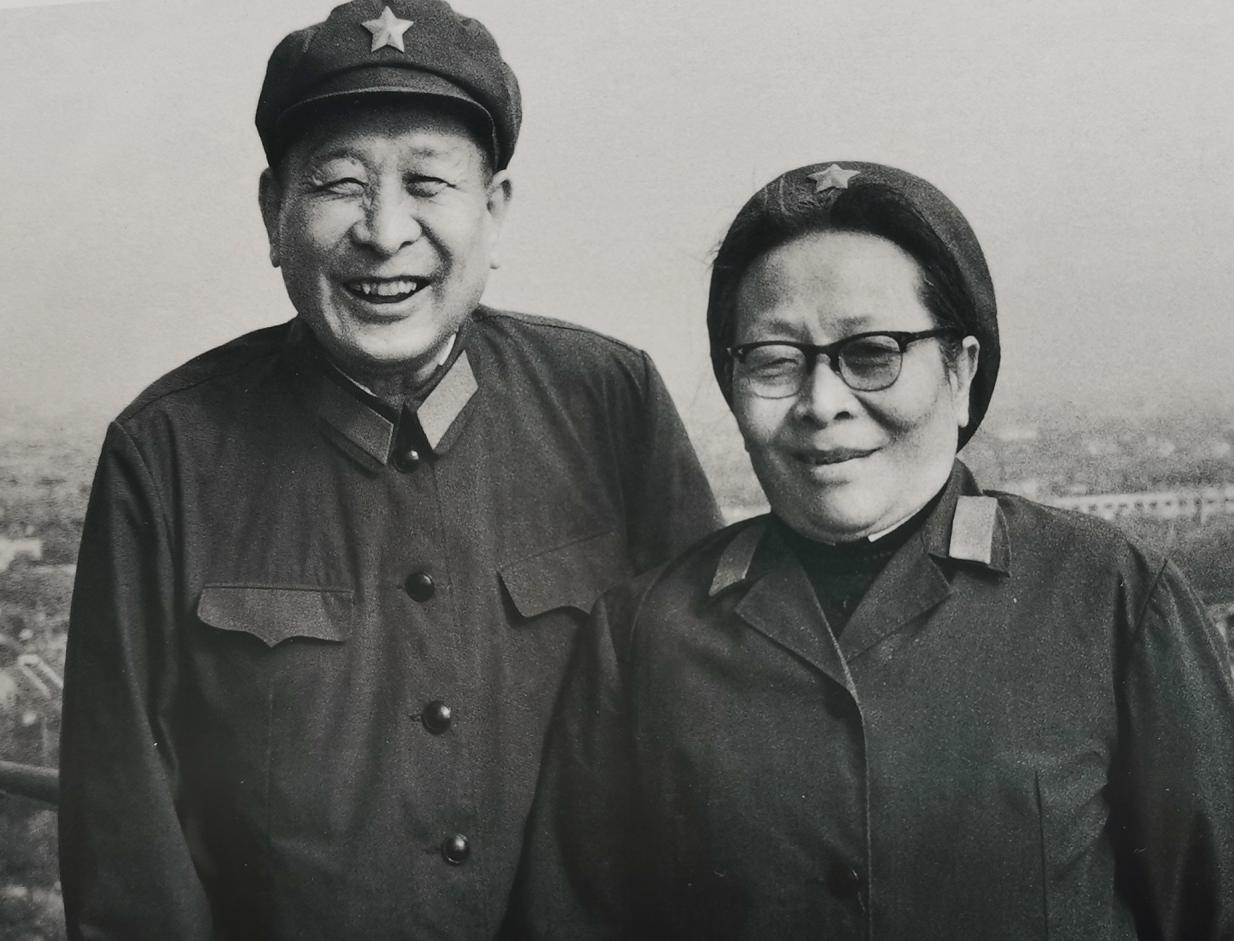 1984年开国上将钟期光夫妇在北京西山。钟期光的夫人凌奔，也是一位老革命，新四军