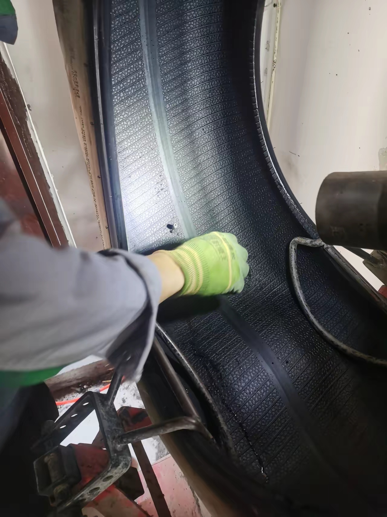 钛七首次爆胎！车身居然没反应！什么破车！就听到嗡嗡响！还以为是并行的货车发动机出