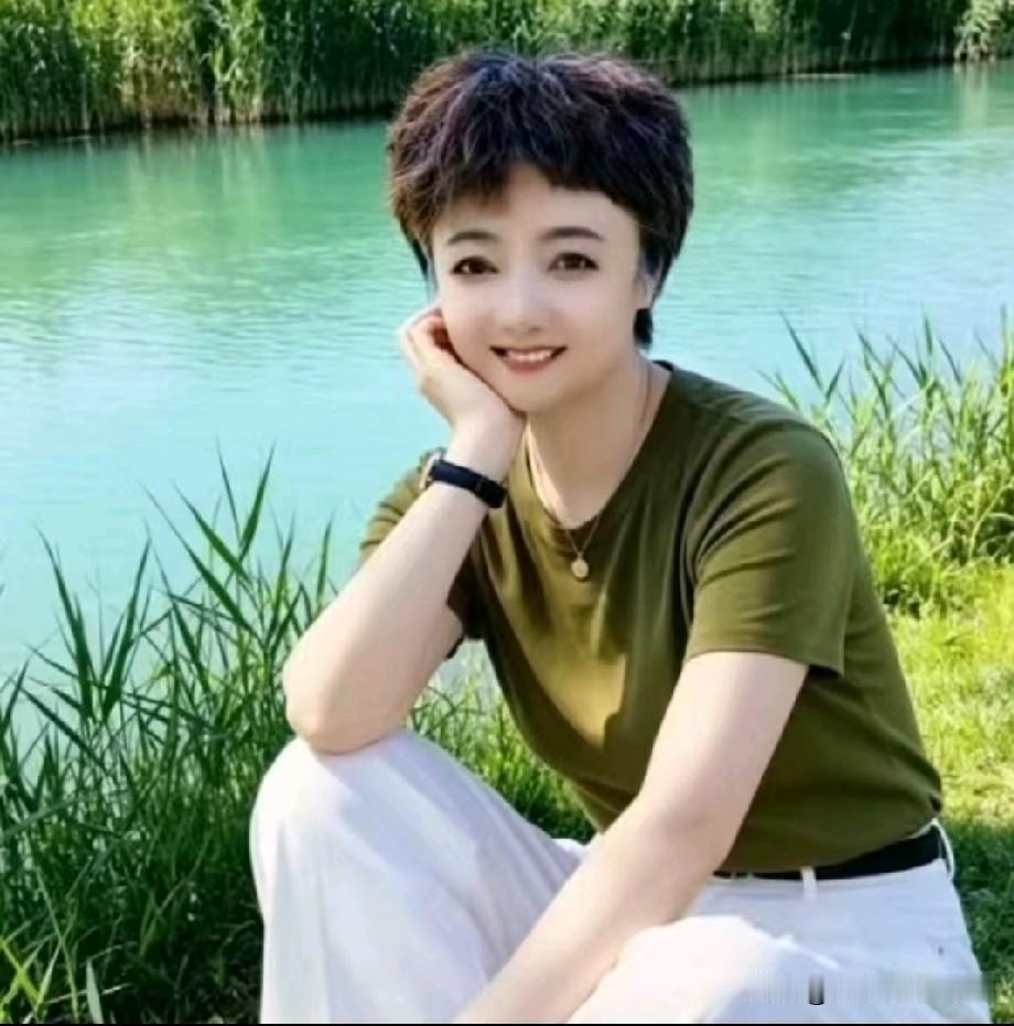 美女身材有偏瘦
不光骨感也有肉
小鼻子来又小脸
标准身材很性感
看照片像小鲜肉