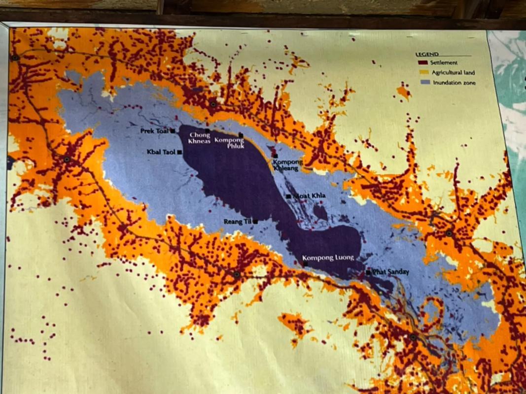 洞里萨湖

1:洞里萨湖位于东南亚国家柬埔寨的西部，属于湄公河水系，是湄公河水量