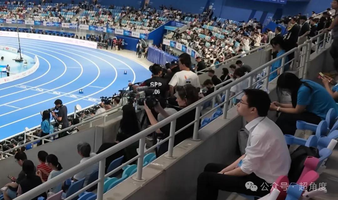 【王兴兴现身机器人运动会观赛，笑了好几次】据博主“超级个体智造院”，在第二届世界