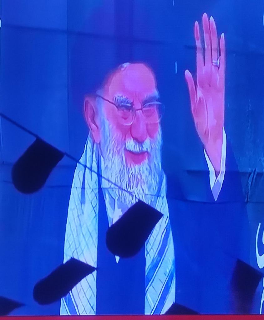 美国总统特朗做事就是不靠谱，常常出人意料，在哈梅内伊下葬的日子，竟然对伊朗发起打