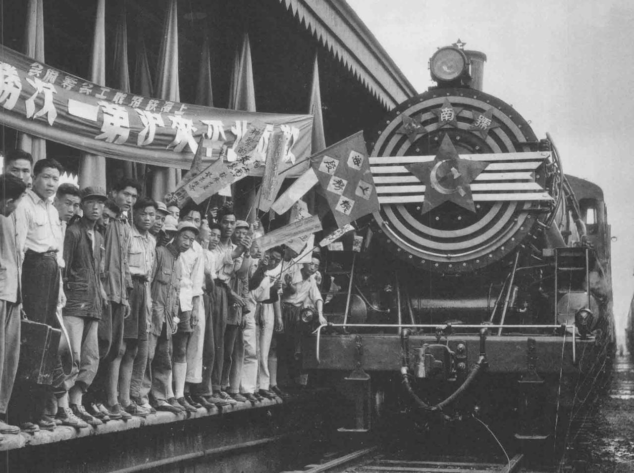 1949年7月13日下午5时15分，上海解放后自北京(时称北平)，南下的首列平沪