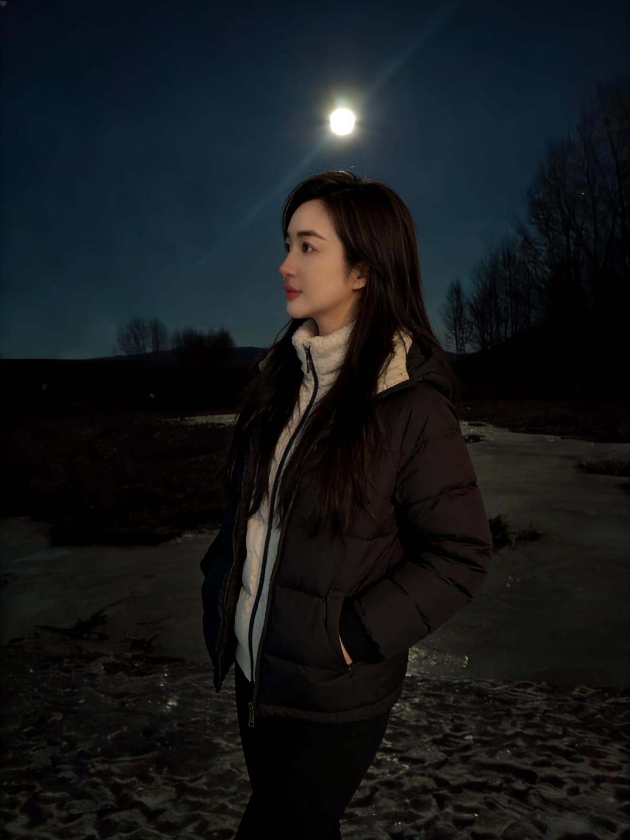 旷野凝寒色，遥天挂玉盘。
衣裁黑白素，鬓拂晚风酸。
冰澌明远岸，树影暗荒坛。
独