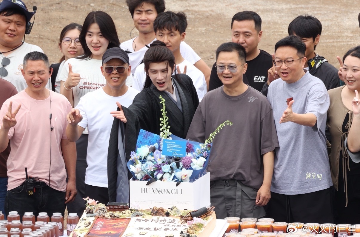 笑得好开心啊檀健次给何不同舟渡导演庆生檀健次何不同舟渡给导演庆生合照