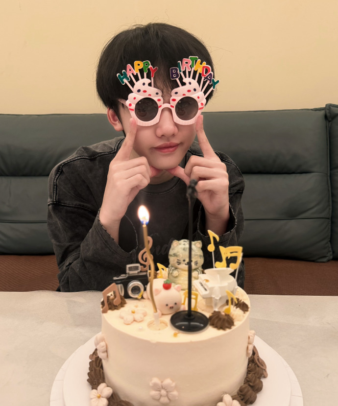 张奕然生日纪录片迎来新的退展 盼了很久的生日纪录片迎来新一轮退展，近期暂不放出任