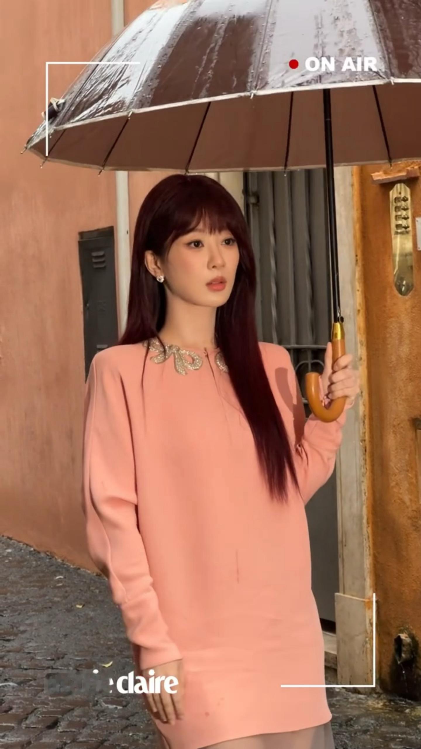 留洋千金既视感，我紫没有不闪耀罗马的义务杨紫罗马雨中拍出发图 杨紫红发粉裙