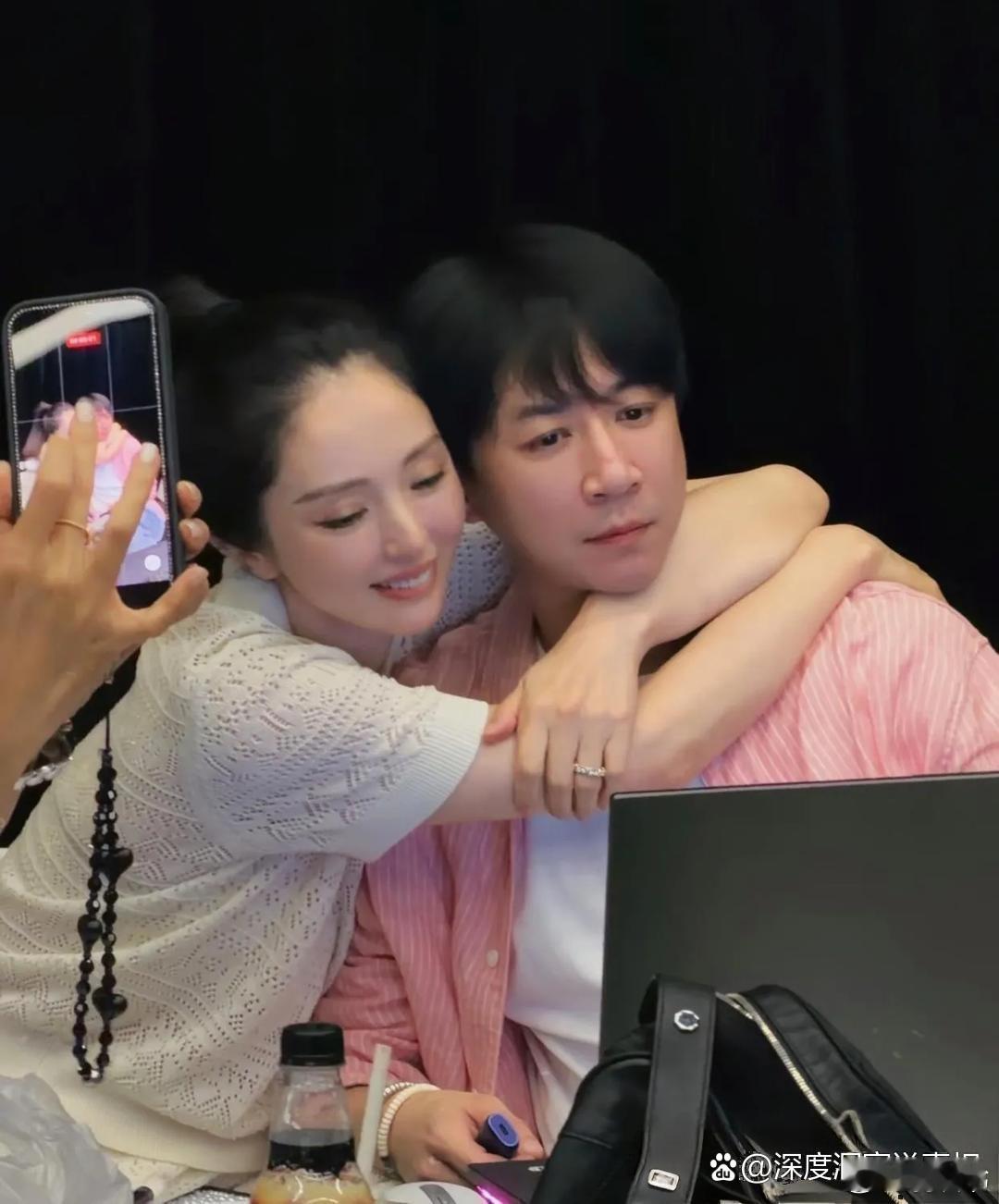 47 岁的董璇专门来给老公张维伊的舞台剧捧场。后台抓拍的合照超有氛围感，董璇伸手