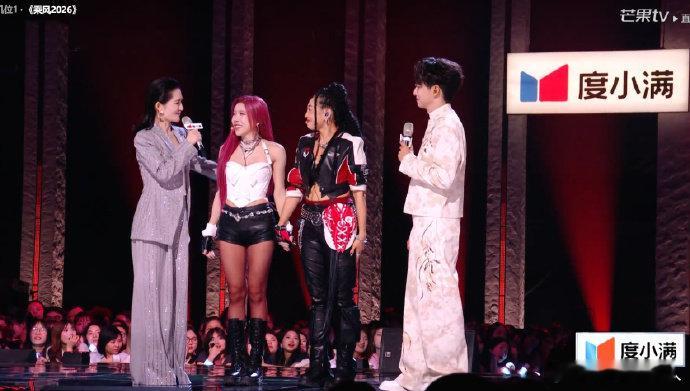 谢娜穿裤子主持浪姐谢娜穿的裤子 谢娜穿裤子主持浪姐，这下不怕被踩了 浪姐二公直播