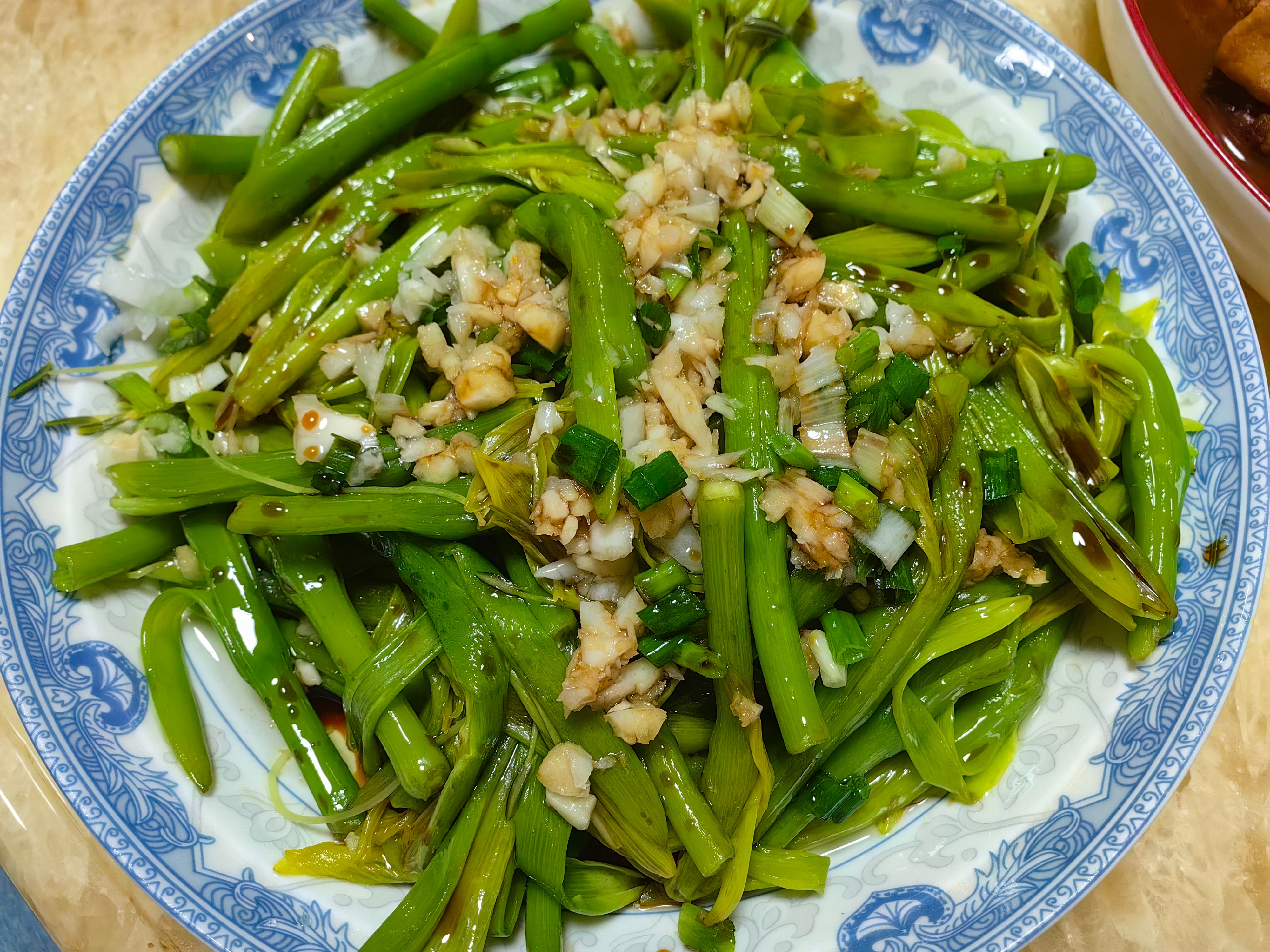 家常菜[超话] 红烧鱼，鲈鱼汤，蒜香金针花，醋酸土豆丝，豆腐，荷兰豆。 ​​​