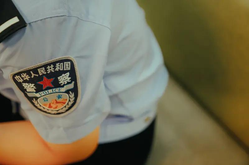 民警及时送回 现在的少年啊，真是让人又心疼又无奈。看到少年挨批后离家出走 民警及