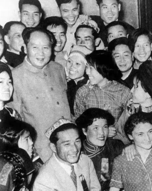 红太阳照民心！毛主席的路，永远是人民的路
 
“东方红，太阳升，中国出了个毛泽东