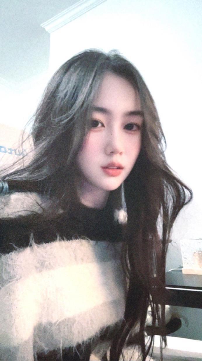 其实上我就是这样的人，表面上跟你嘻嘻哈哈，其实上内心比谁都嘻嘻哈哈，我...