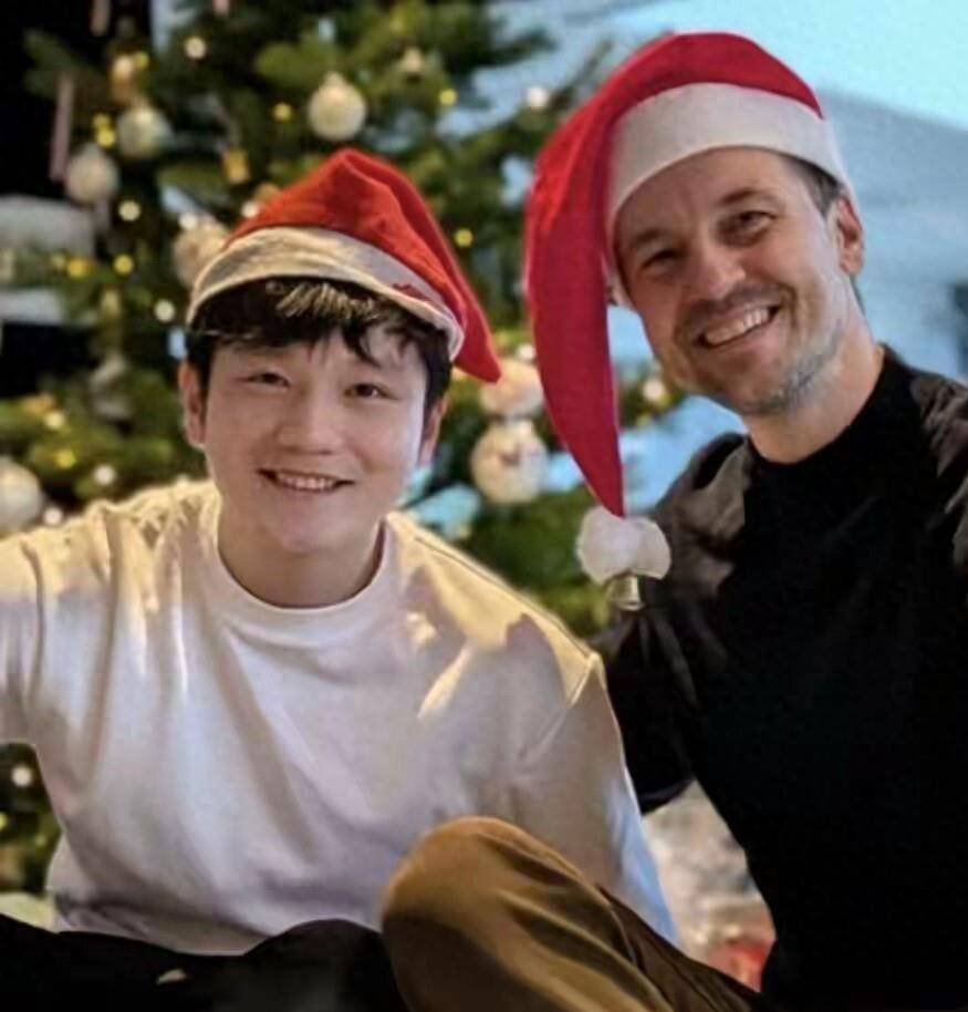 樊振东波尔日内瓦旅行- 樊振东：浅灰外套+白T恤，少年感十足，对镜头竖大拇指波尔