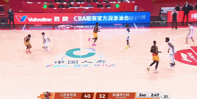 庞峥麟半场12+5，江苏领先新疆10分。江苏男篮vs新疆男篮