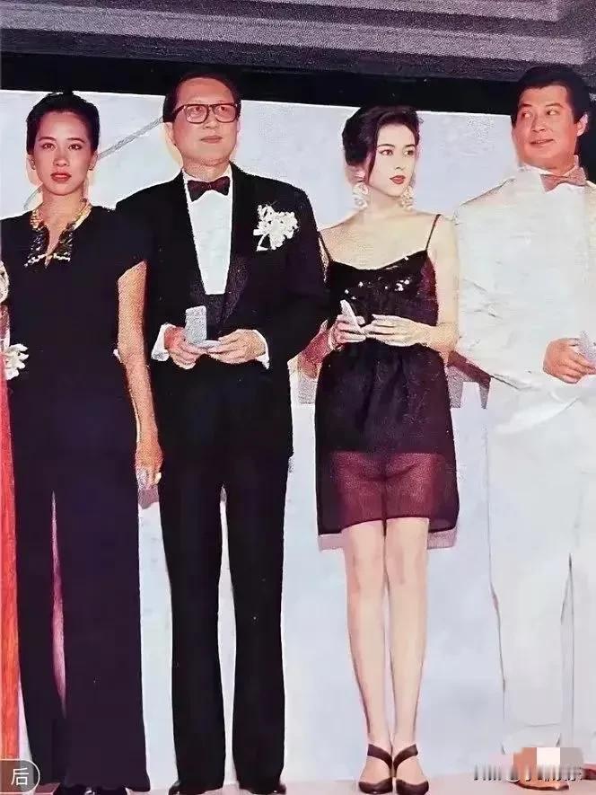 朱玲玲年轻时比关之琳更美丽！
当她与关之琳同台时，除了皮肤色差异外，朱玲玲在气质