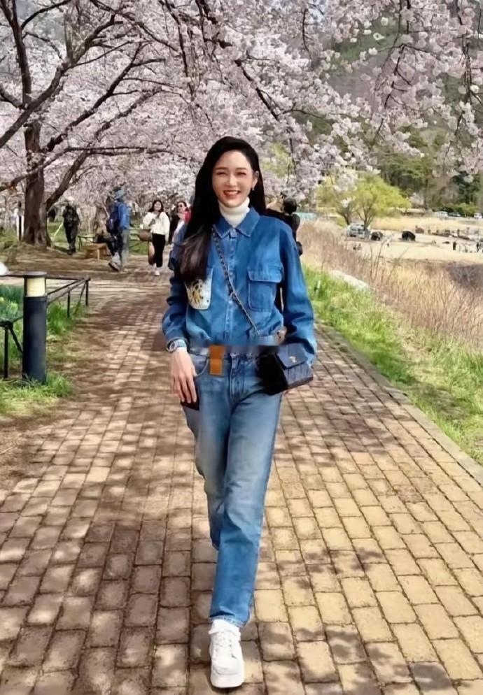 陈乔恩都快50了状态还这么好…唯一遗憾的就是没生孩子 