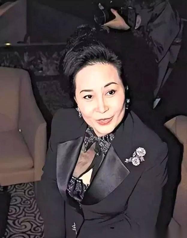 “我不能一辈子当和尚。”
这是36岁的何鸿燊，对着病床上为他生儿育女、陪他打下江