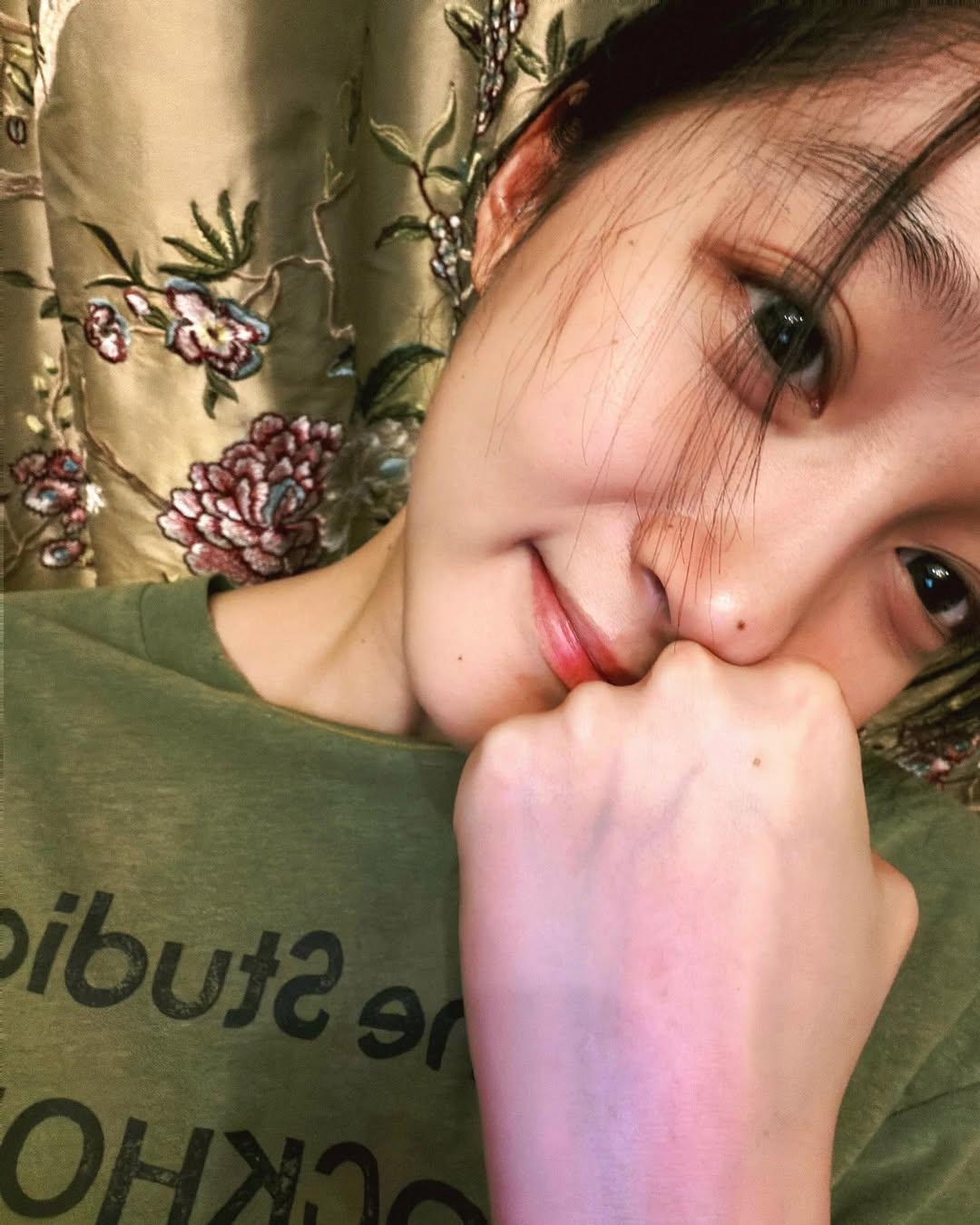 晓彤这眼神，这气质，绝了！谁能不爱呢