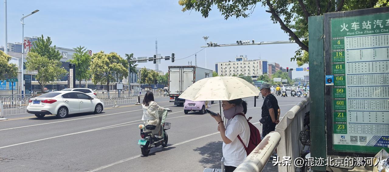 中午，从许昌火车站出站口，顺着广场往前走。在广场前的道路上，总有一些骑三轮车的老