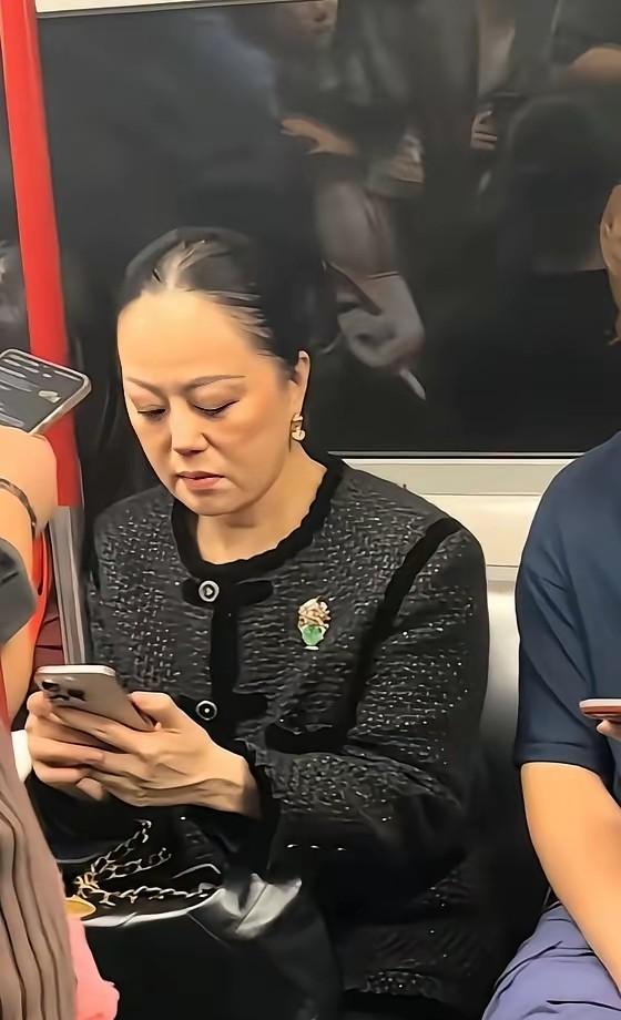 我真服了，这女的62岁，看着像42岁，被拍到坐地铁上班，回家用4000块一罐的面