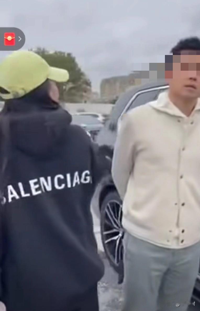 一名律师出轨，被当空乘的妻子无意中抓包住了。

近日，一女子陪母亲来医院检查身体