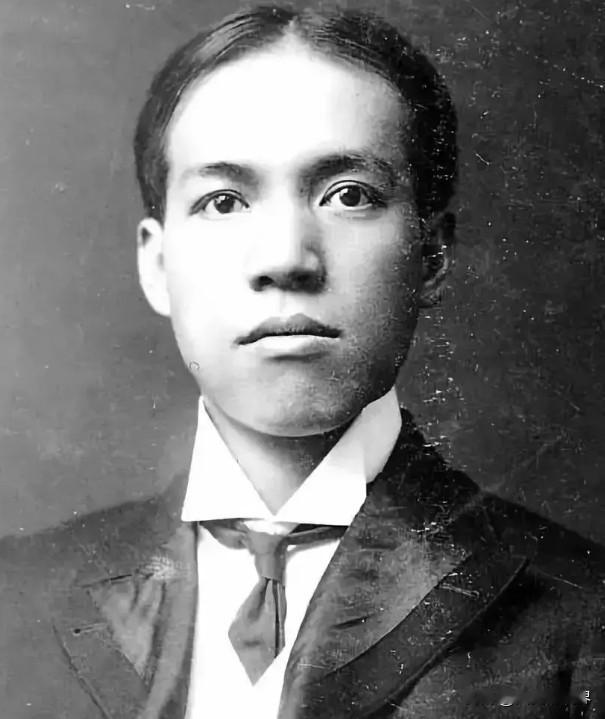 1926年，梁启超出现尿血的症状。他去看西医，西医说要做手术。他去看中医，中医说